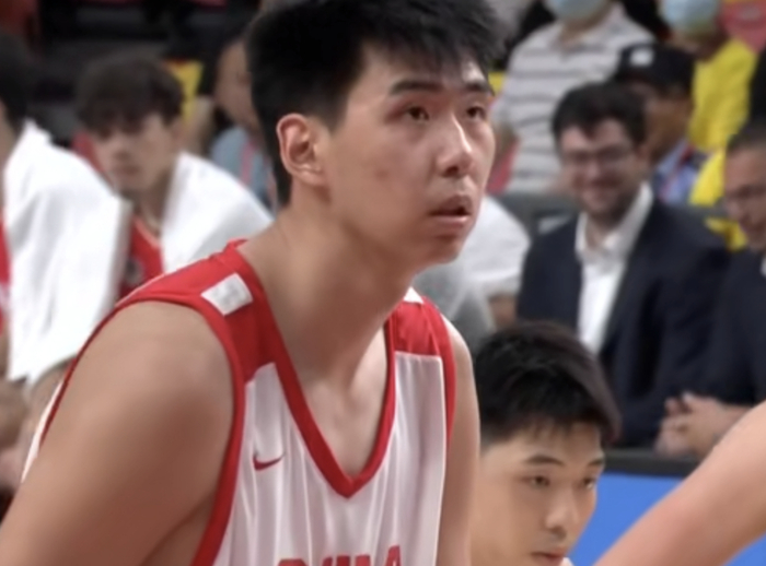 IM电竞app下载-男篮半场惜败fmp俱乐部！庞峥麟+2内齐爆，王俊杰全面，小崔低迷|崔永元|中国男篮|徐昕|篮板|杜锋_新浪体育_新浪新闻